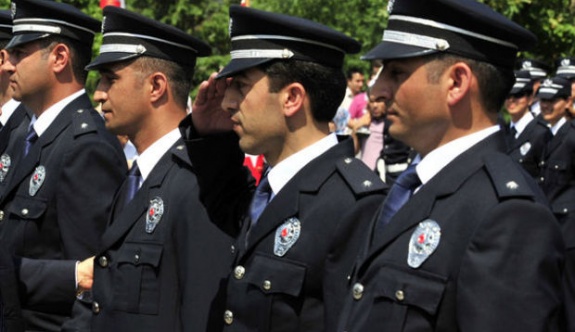 Üniformalı polis memurları bıyık bırakabilecek resmi yazı