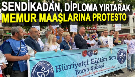 Sendika, diplomalarını yırtarak memur maaşlarını protesto etti