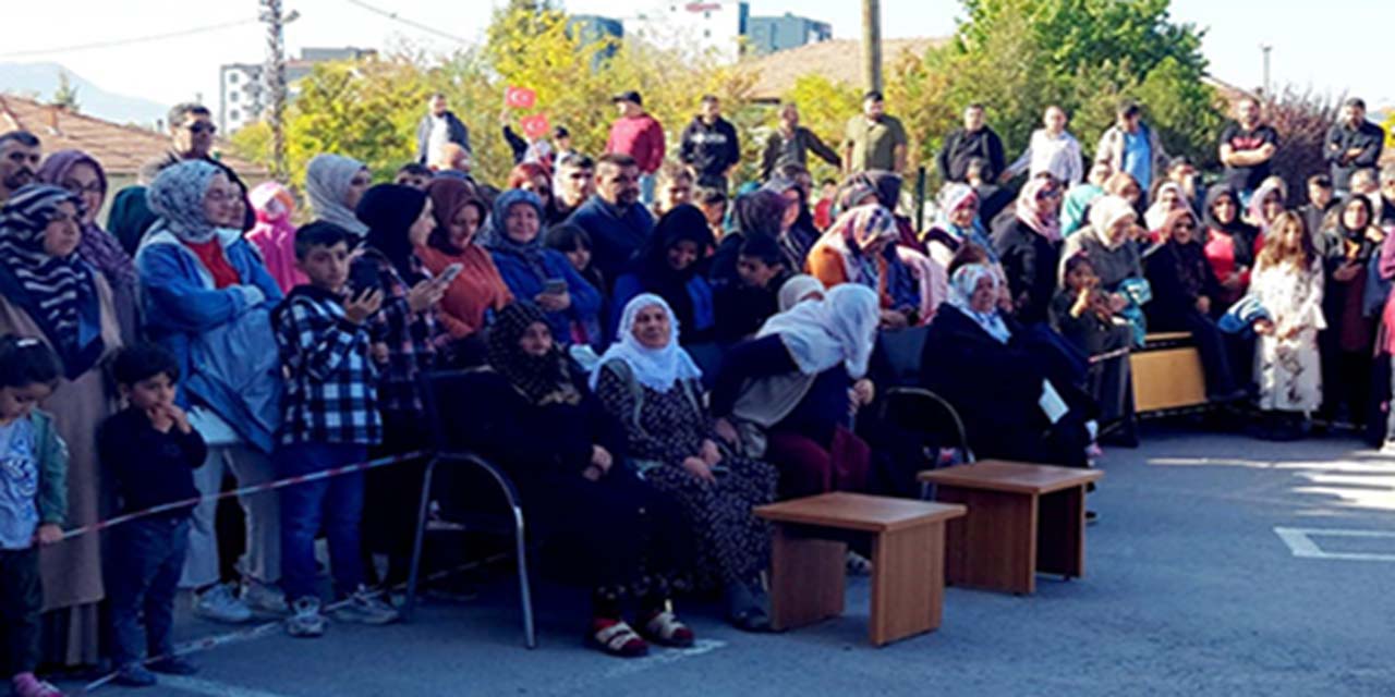 Okul müdüründen alkışlanacak davranış! Protokole yaşlıları oturttu, kendisi ayakta izledi