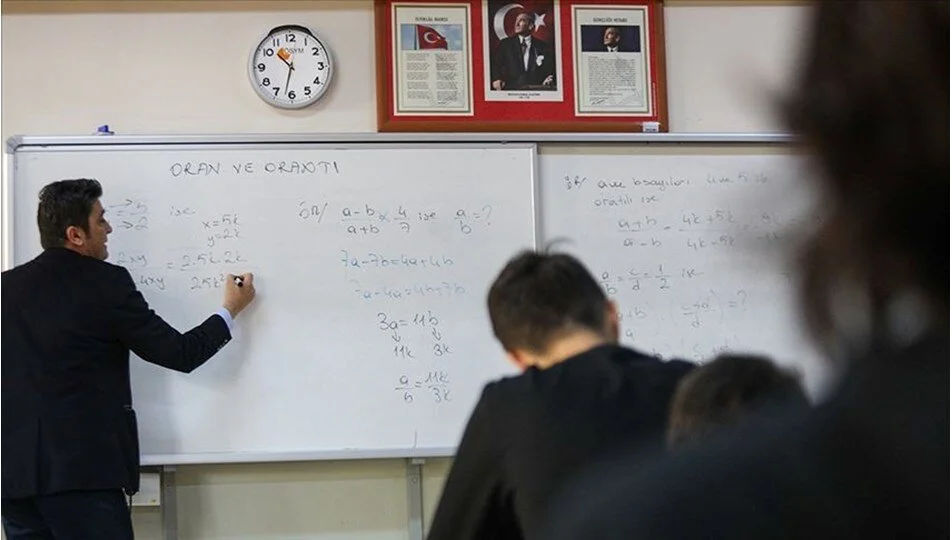 Görevlendirmeler yapıldı! Okul müdürü ve o öğretmenler 15 Temmuz'da mesai yapacak