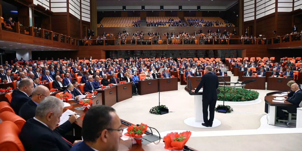 Meclis Tatile Girdi, Ama AK Parti İçin Çalışma Devam Ediyor! Ekim Ayında Meclis Gündemine Gelecek Yasalar Belli Oldu