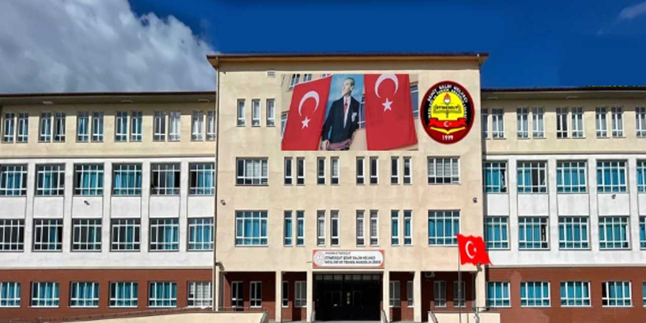 Lisede Skandal İddia: Müdür Yardımcısı ve Öğretmenler Derslere Girmeden Ek Ders Ücreti Alıyor