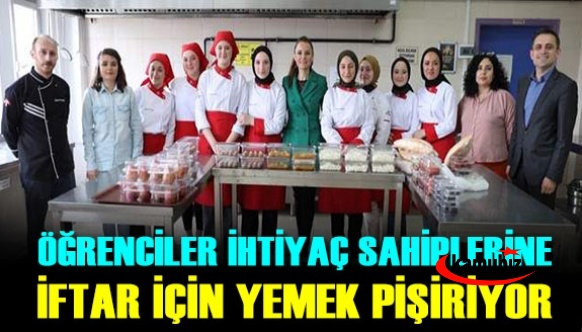 Gönüllü öğrenciler ihtiyaç sahiplerine iftar için yemek pişiriyor!